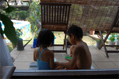 自宅で従妹とプール遊び。かき氷をガリガリ作って休憩中