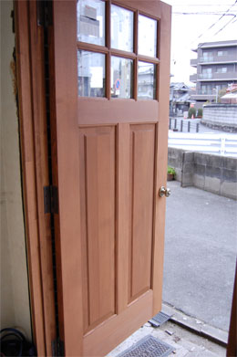 高槻市　美容室　木製ドア・フロアータイル